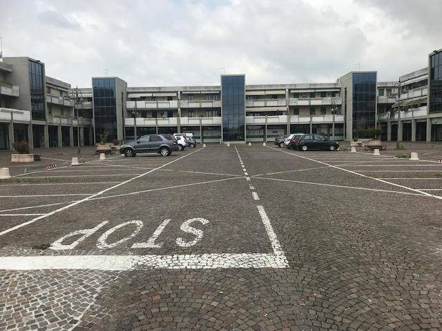 CENTRALISSIMO NEGOZIO DI 1.200MQ A CAMPAGNA LUPIA A Campagna Lupia, in P.zza Giorgio Amendola, proponiamo in vendita un locale commerciale di circa 1.