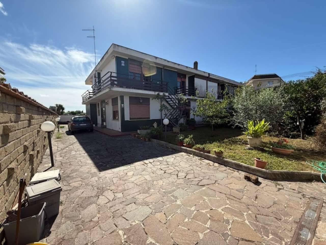 • Eu. 500.000,00 • 5 locali • 220 mq superficie calpestabile • 3 bagni • Piano terra e primo piano • Immobile garantito Villa bifamiliare in vendita 