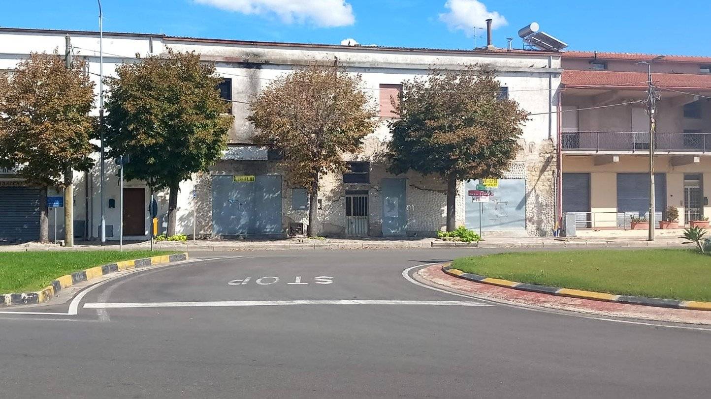 Senorbì - Ci troviamo nella Via Piemonte, fronte rotonda dell'ingresso principale del Paese, posizione strategica e servita. Proponiamo in vendita un 