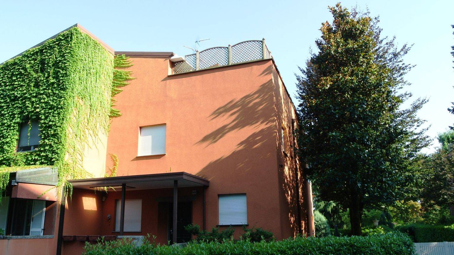 San Felice Settima Strada si vende villa in ottime condizioni , libera al rogito, suddivisa su 4 livelli composta da: soggiorno doppio con camino, 