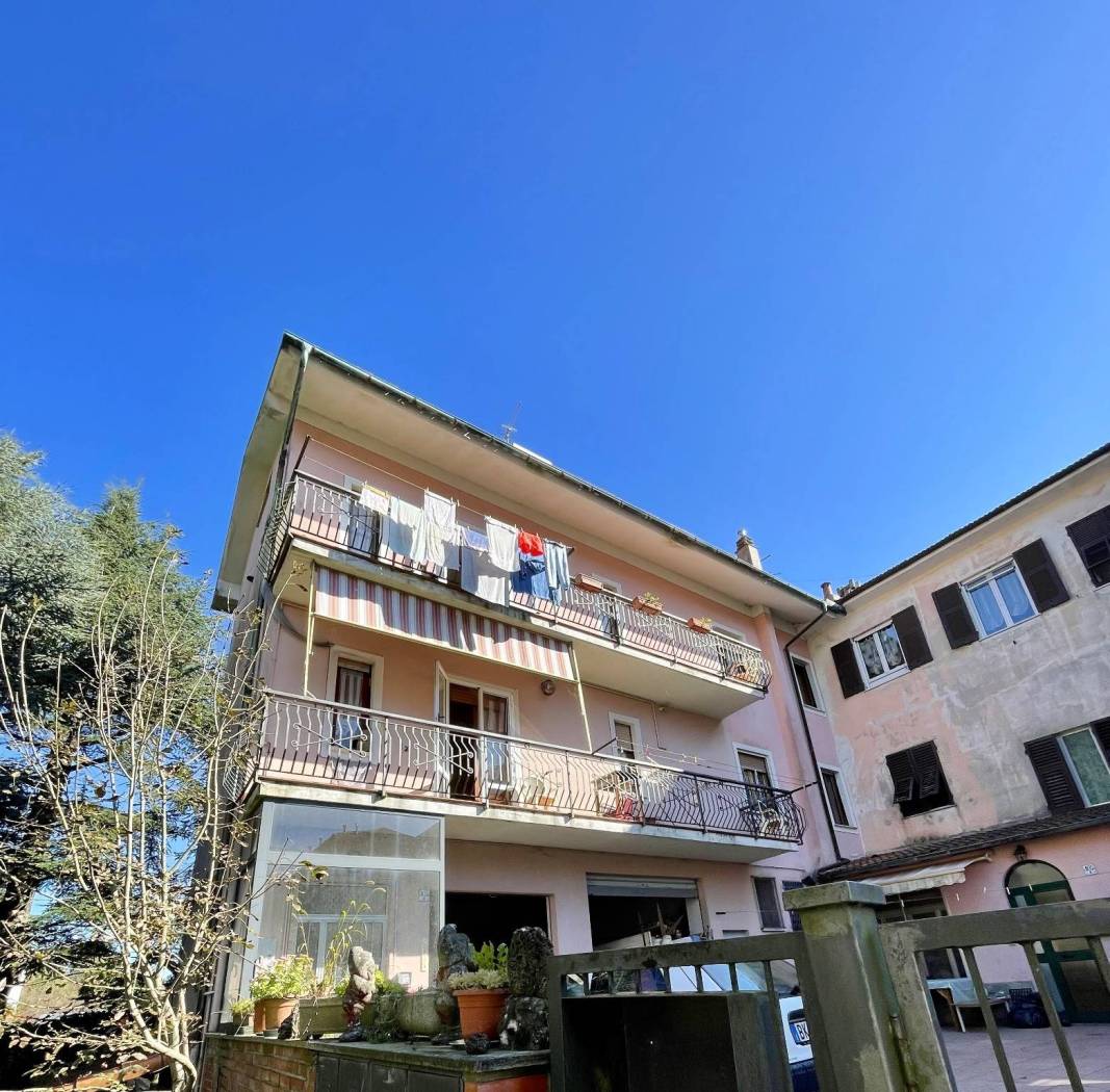 IN TRATTATIVA --- Proponiamo palazzina composta da due appartamenti più box auto doppio e ampio magazzino carrabile ai fondi. Al piano terra troviamo 