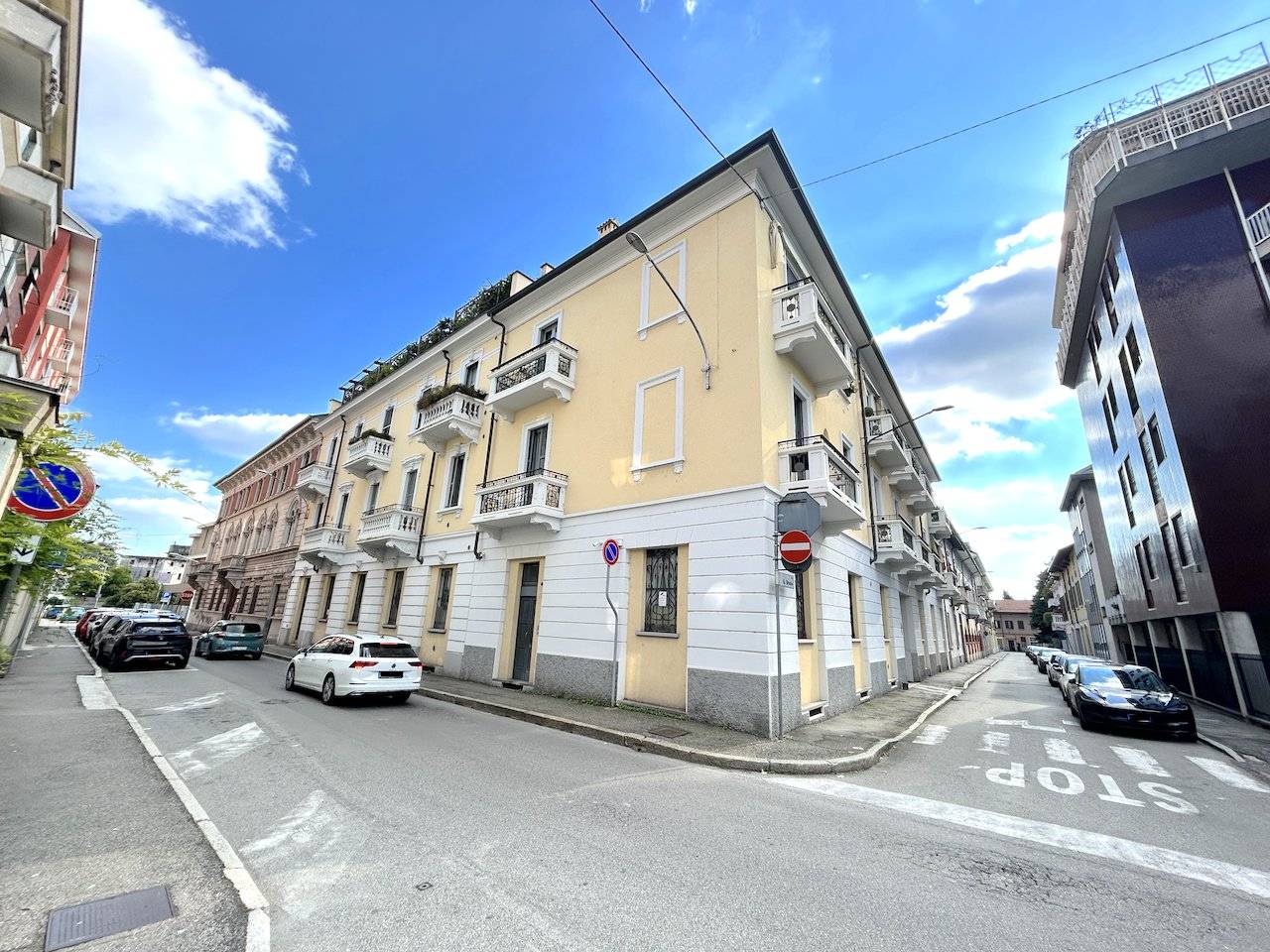 Zona centrale, in bella e signorile corte lombarda, locale open space ad uso ufficio al piano terreno; dotato di doppio accesso, di cui uno diretto 