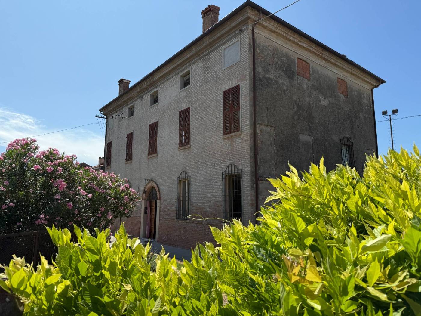 Masi San Giacomo - Proponiamo in vendita caratteristica villa padronale nel centro del paese, con giardino privato di 1100mq. E' disposta su due 