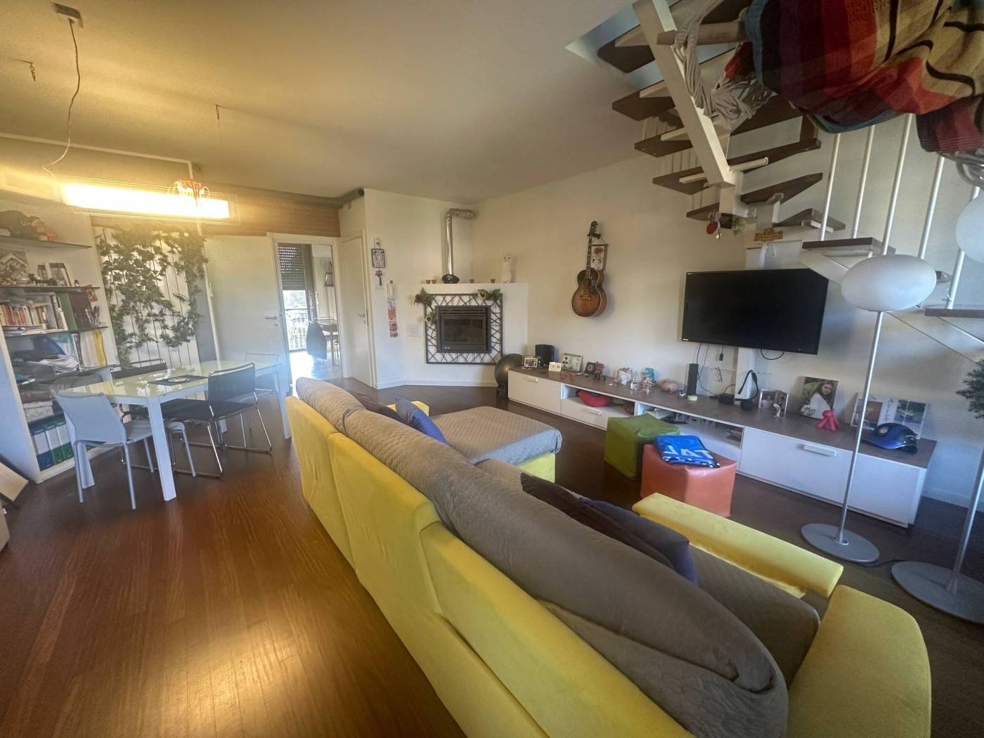 A Cologno al Serio, in bellissimo contesto residenziale circondato da ampi spazi verdi, vendiamo appartamento trilocale su due livelli. Al piano 