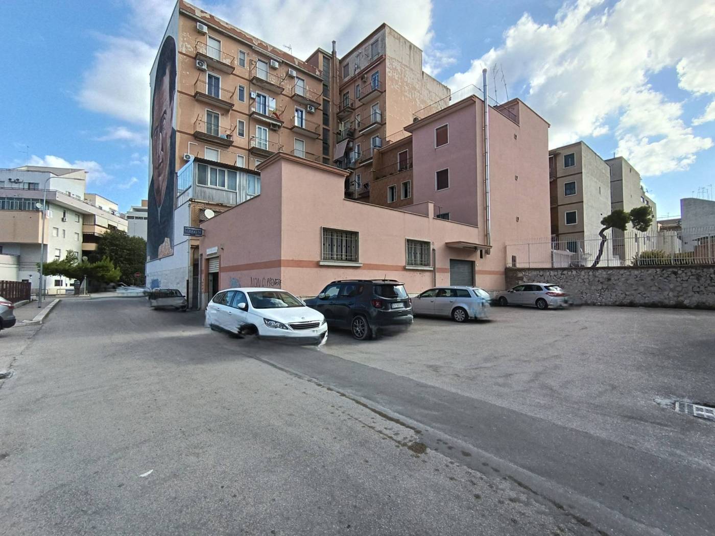 In Viale Giotto, disponiamo di un ampio locale ad uso di opificio (fabbricato ad uso industriale), composto da un ampio ambiente con bagno, ufficio e 