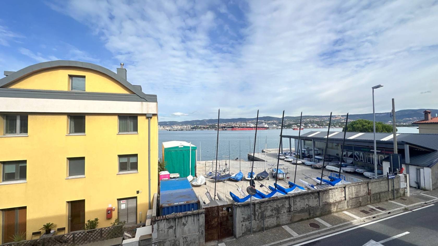 MUGGIA APPARTAMENTO VISTA MARE USO MAGAZZINO - POSSIBILITA' CAMBIO DESTINAZIONE D'USO IN ABITAZIONE