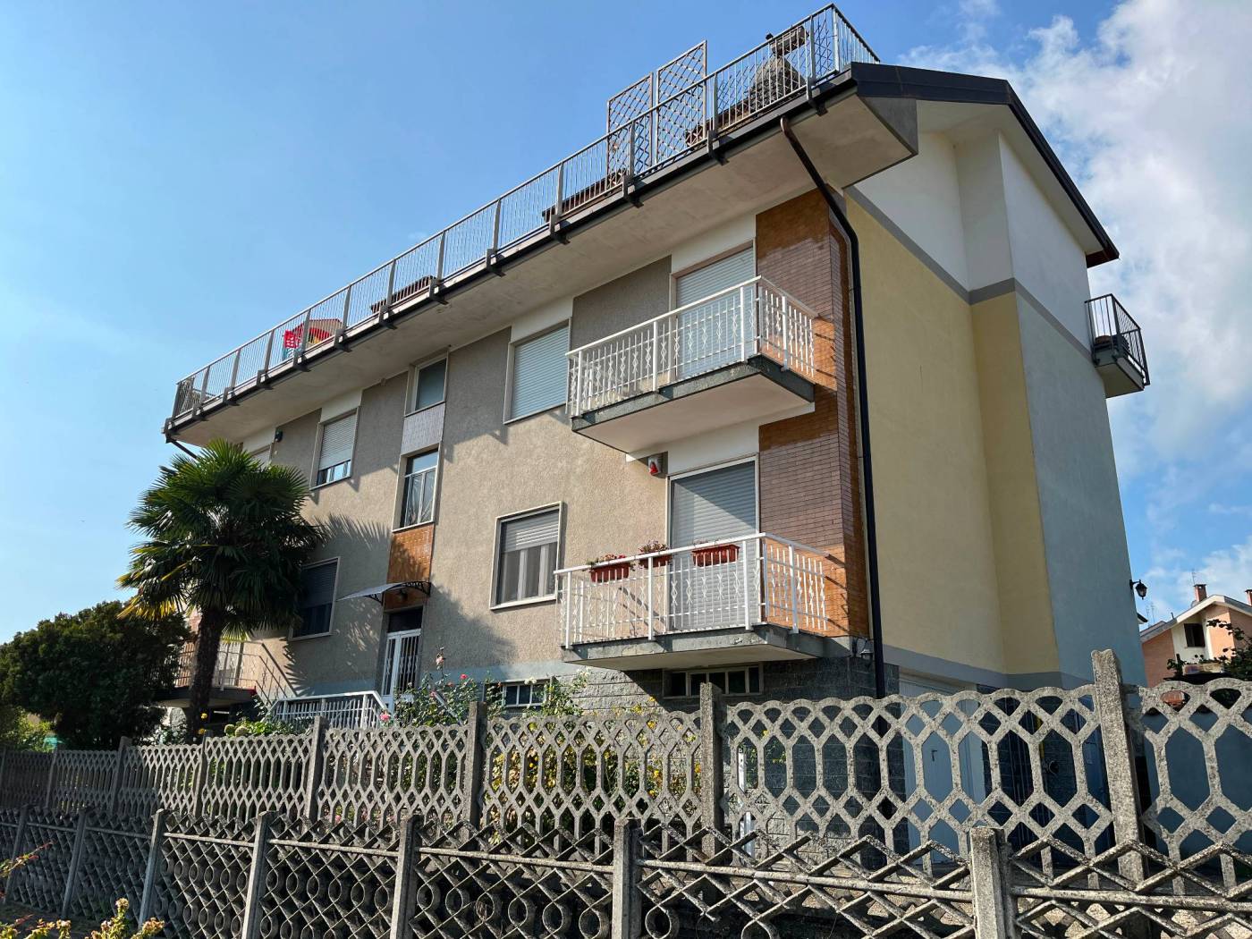 In Chieri, zona strada Roaschia, in una palazzina di sole 5 unità, proponiamo in vendita un quadrilocale molto luminoso e con una splendida vista 