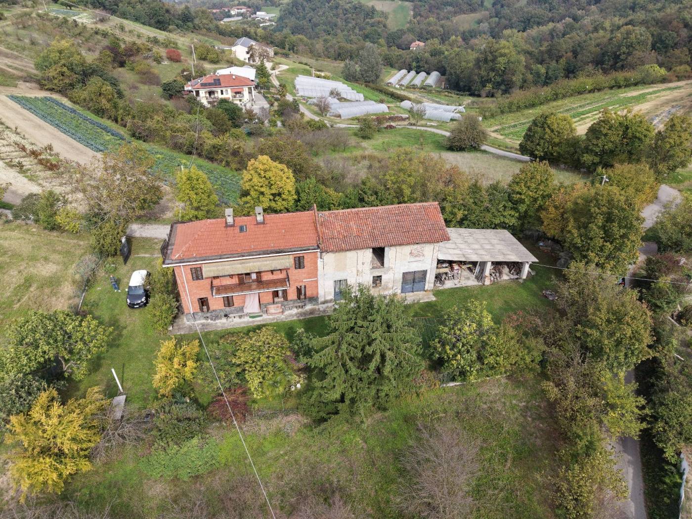 *Cascina in Vendita: Un Angolo di Paradiso tra Vigneti e Frutteti** Scopri questa affascinante cascina libera su quattro lati, immersa nel verde e 