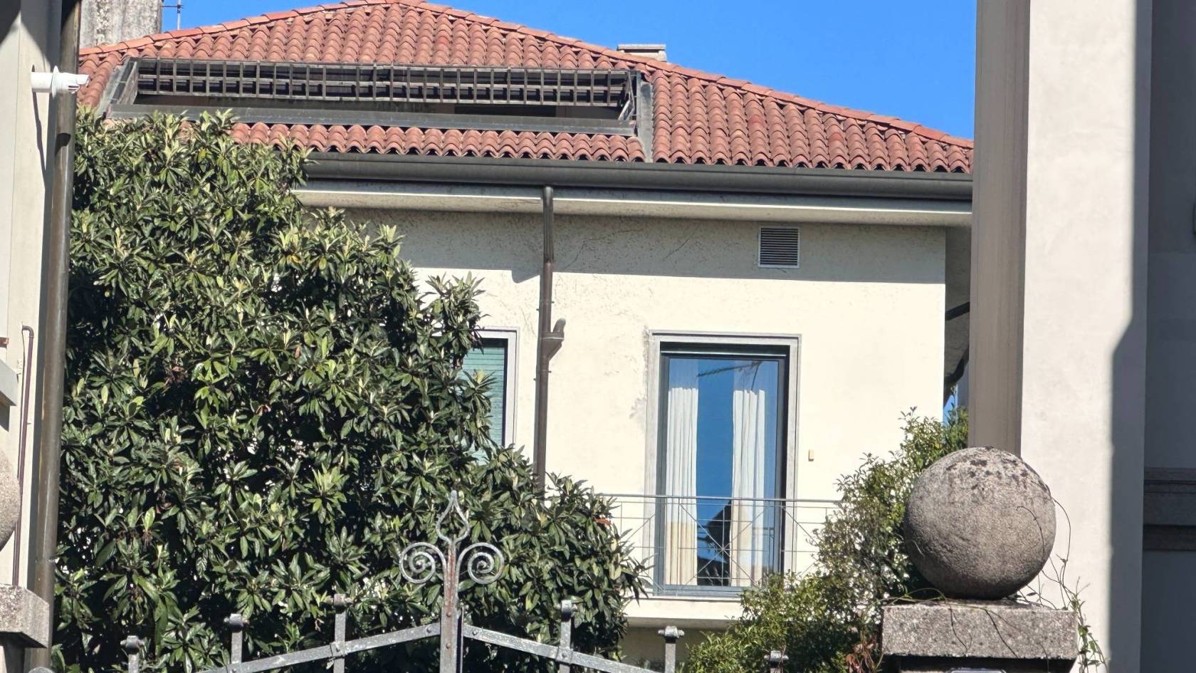 Villa indipendente con giardino ed area parcheggio. Ottime condizioni interne. Uso abitazione e/o ufficio di rappresentanza.