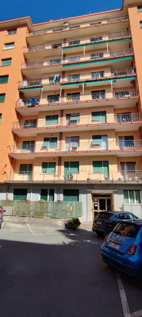Vendesi Sestri Ponente S.taCataldi in condominio appena ristrutturato totalmente,lievemente defilato dalla strada, molto silenzioso, ampio vani sei 