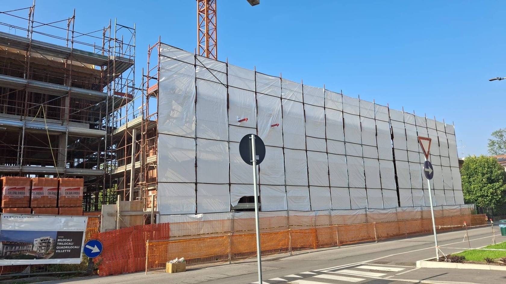 Scopri la tua nuova casa a soli 200 metri dall'ingresso del magnifico Parco di Monza. Questa esclusiva porzione di villa, rappresenta un'opportunità 