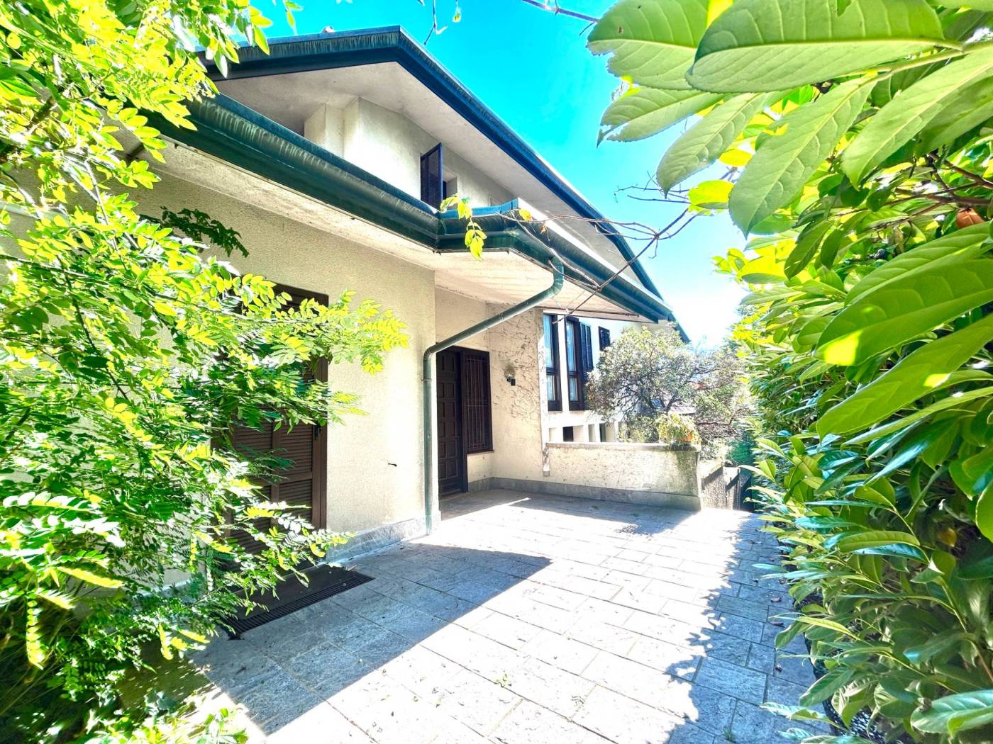 In posizione tranquilla e riservata, proponiamo in vendita importante villa singola immersa in un grande giardino privato di circa 2.000 mq. 