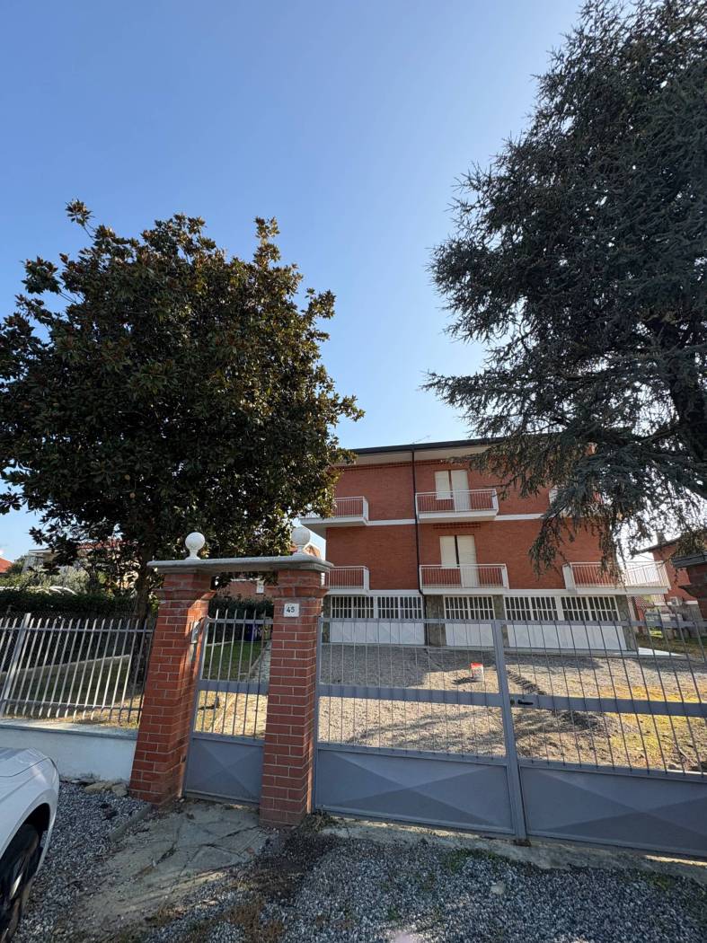 Vendesi in palazzina di due piani in paramano 4 appartamenti, ognuno con il proprio giardino e box auto privato , composti da ingresso due camere, 