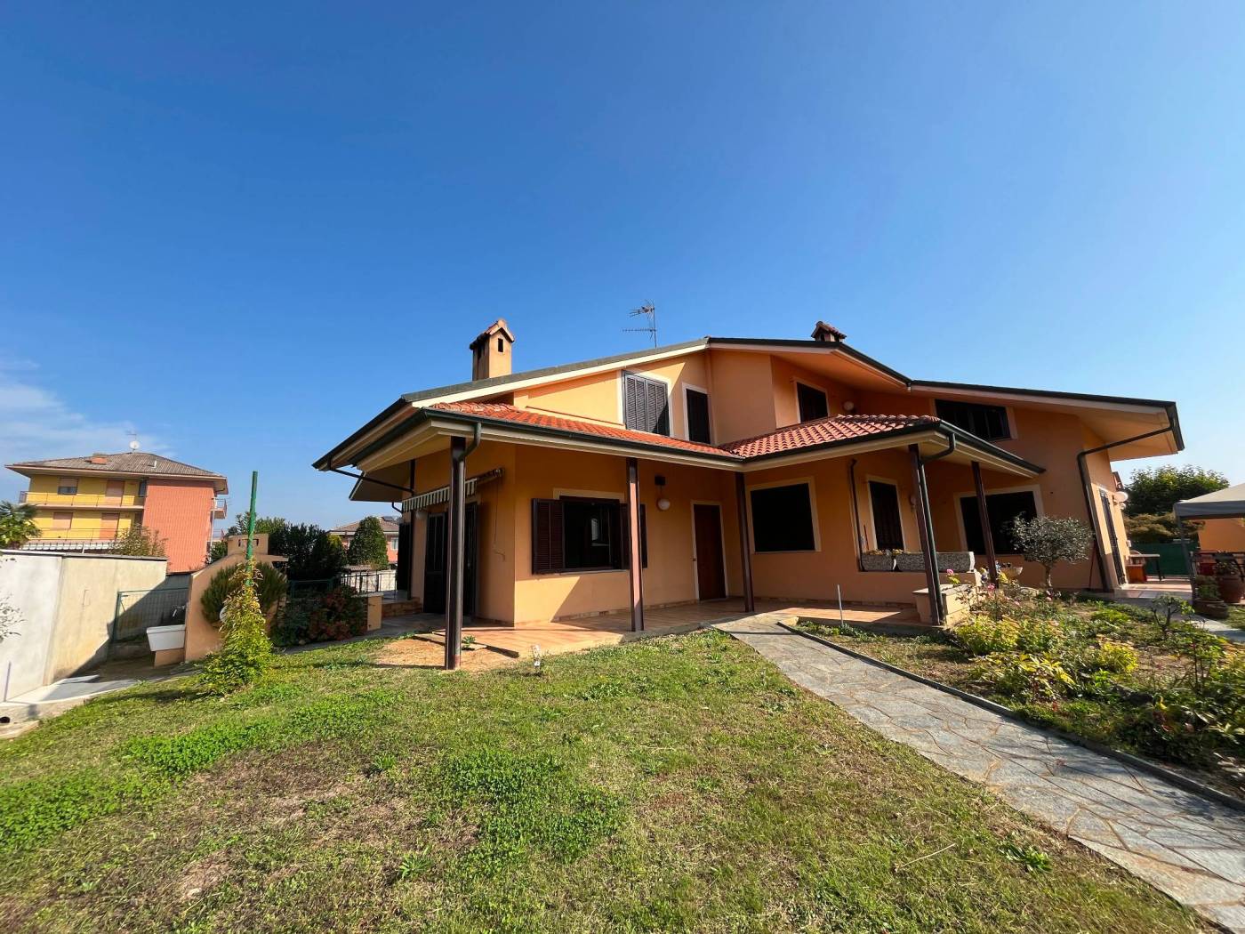 In via Rossini, zona tranquilla e riservata proponiamo in vendita una porzione di bifamiliare ideale per chi cerca silenzio e privacy senza 