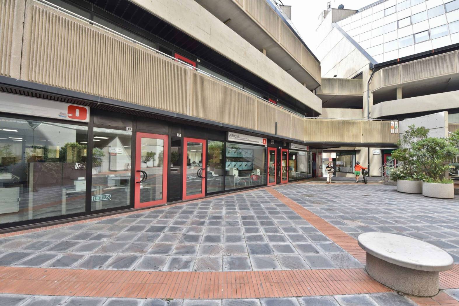 CORSO BUENOS AIRES (Corte Lambruschini) locale commerciale su due piani collegato con scala interna in marmo fortissimo passaggio, mq 514 al piano 