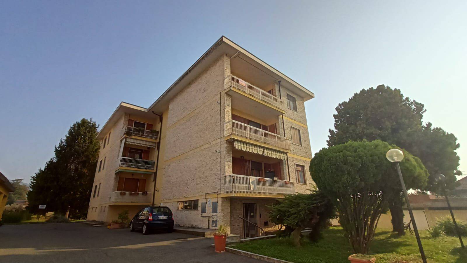 CUMIANA- Centralissimo ampio quattrolocali al terzo ed ultimo piano. L'immobile si distingue per la sua disposizione funzionale che garantisce 