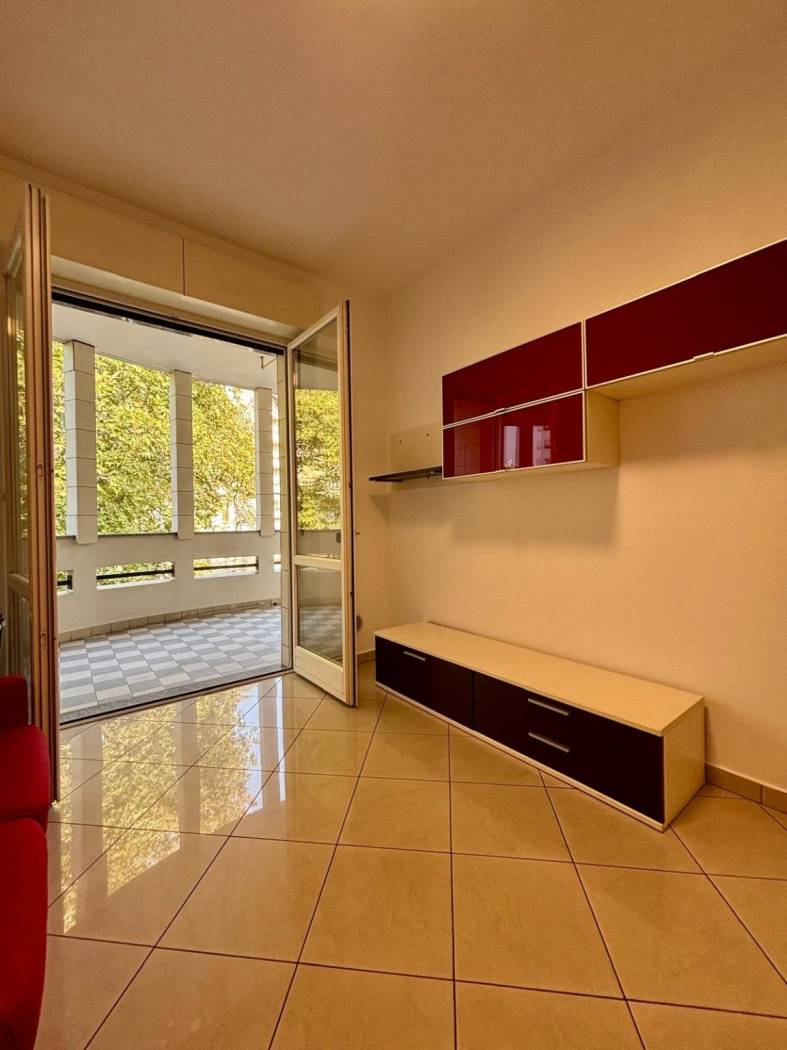 In complesso residenziale di recente costruzione con una corte interna su un giardino privato. Vendiamo bilocale con ampio balcone e cantina, 