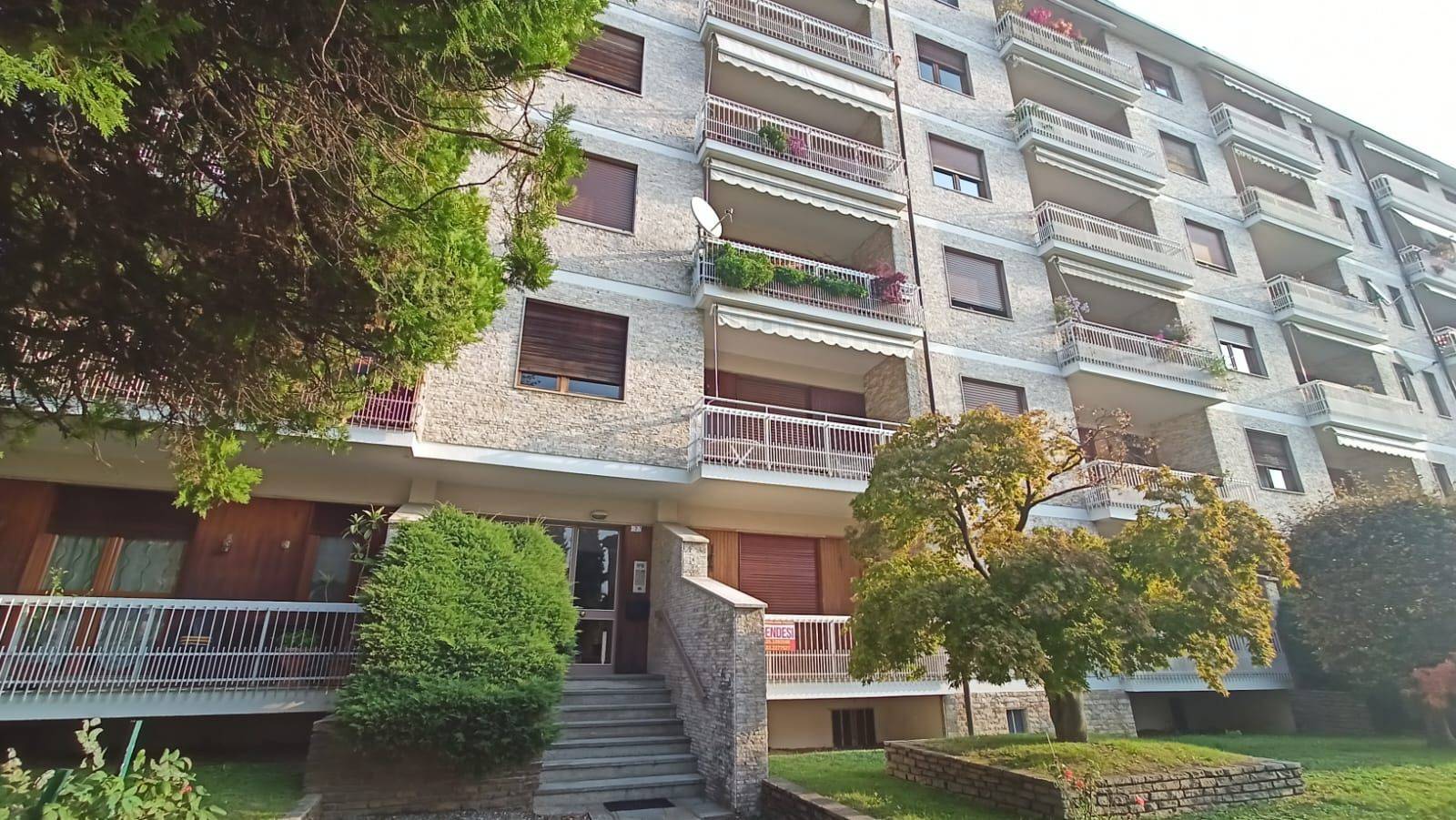 CUMIANA- Nel ricercatissimo Condominio LE PALME, quattrolocali con terrazzo al piano rialzato. L'appartamento è composto di ampio ingresso che 
