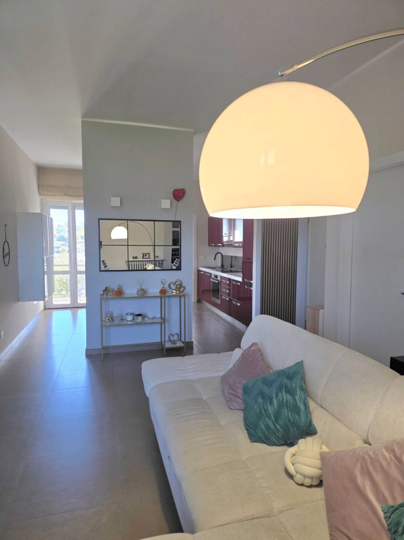 Il Panorama Immobiliare propone in Vendita questo splendido appartamento situato al 3° ed ultimo piano di un elegante edificio a Castiglione Torinese.