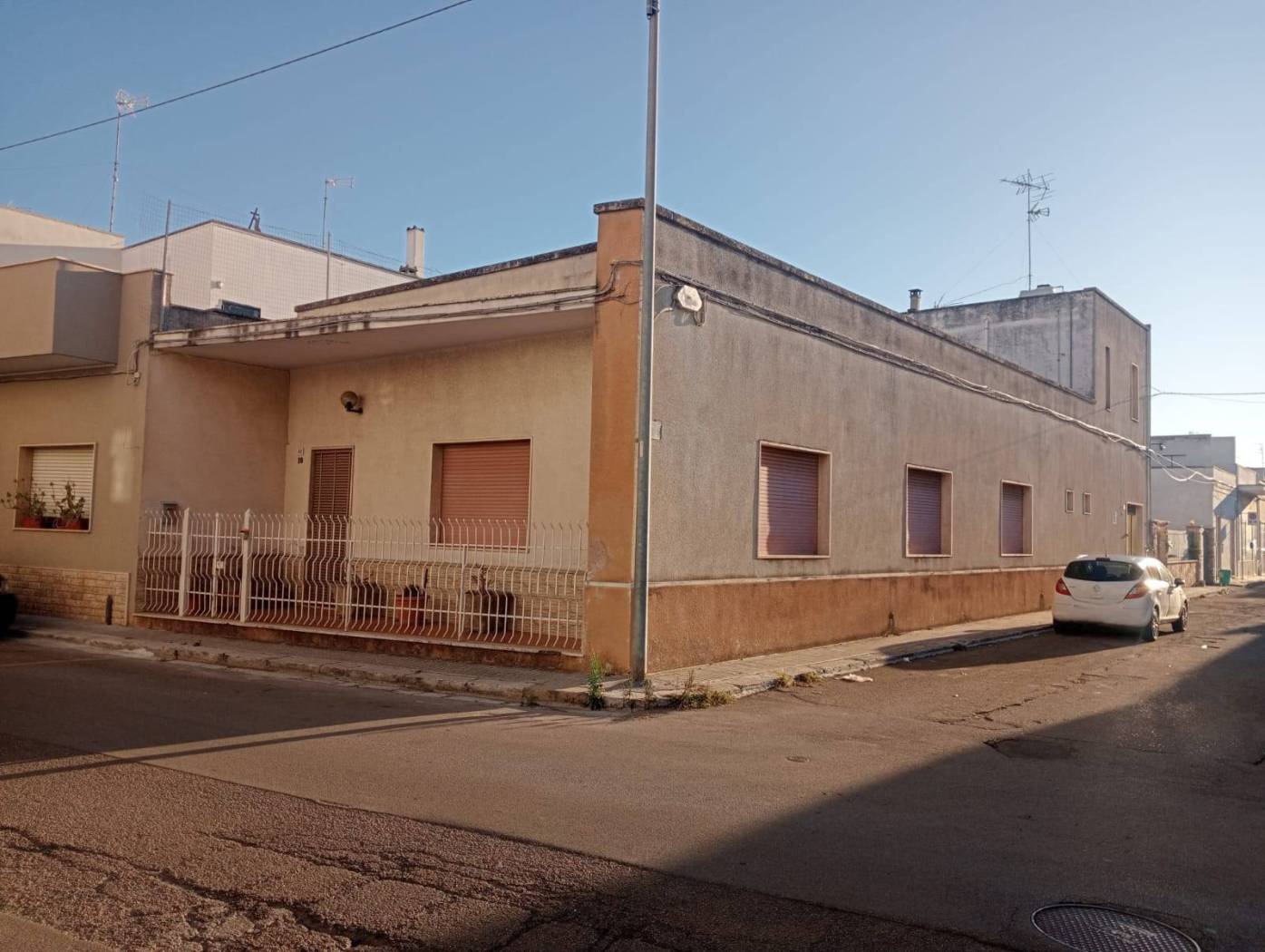 Copertino - Via Fatima angolo via Loreto - Proponiamo una casa indipendente avente accesso da due strade. La soluzione si sviluppa al piano terra ed 