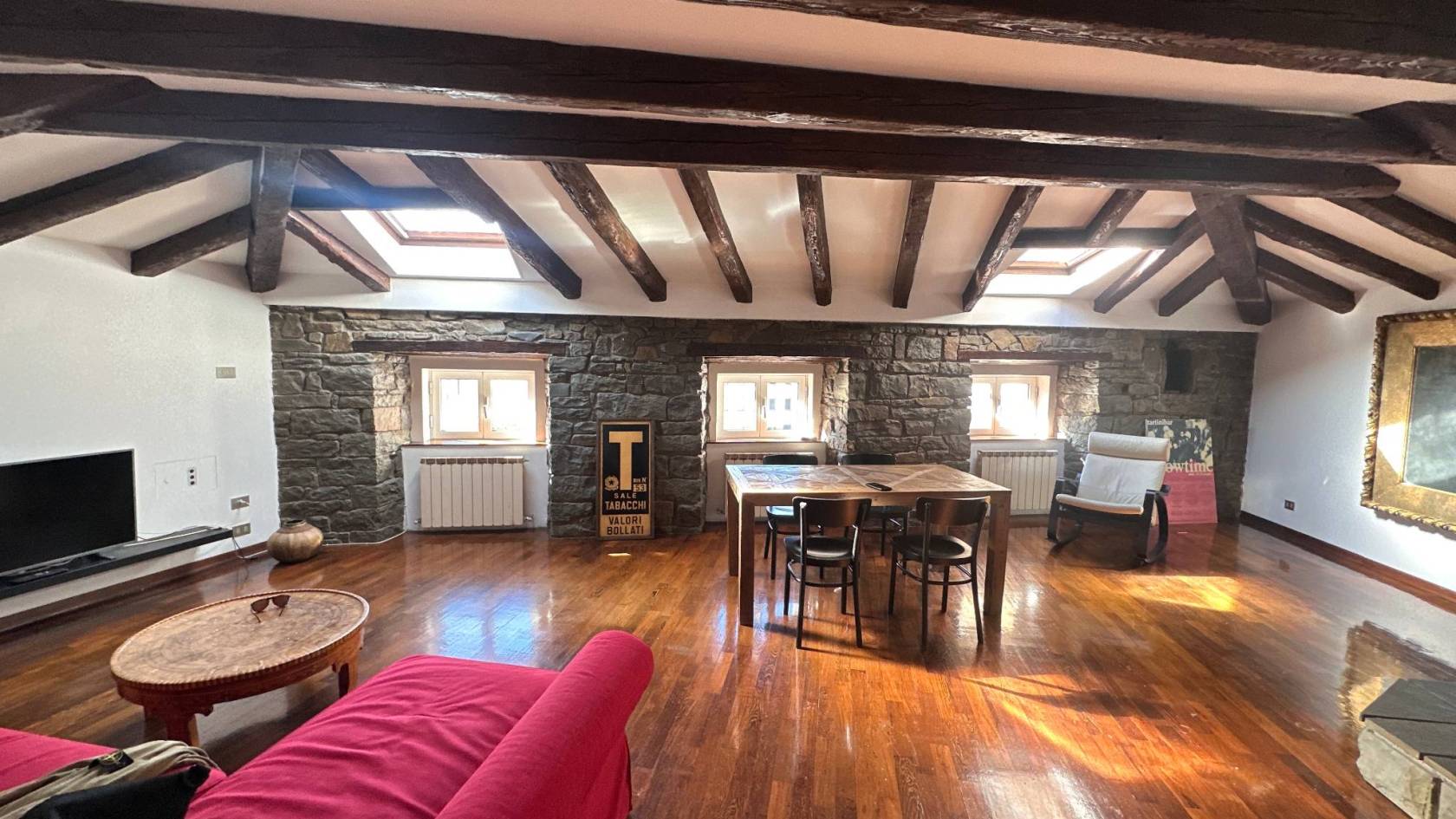 Androna di Romagna 2, vicino a Piazza Oberdan, affittasi luminosissimo terzo ed ultimo piano composto da grande salone con caminetto, cucina 