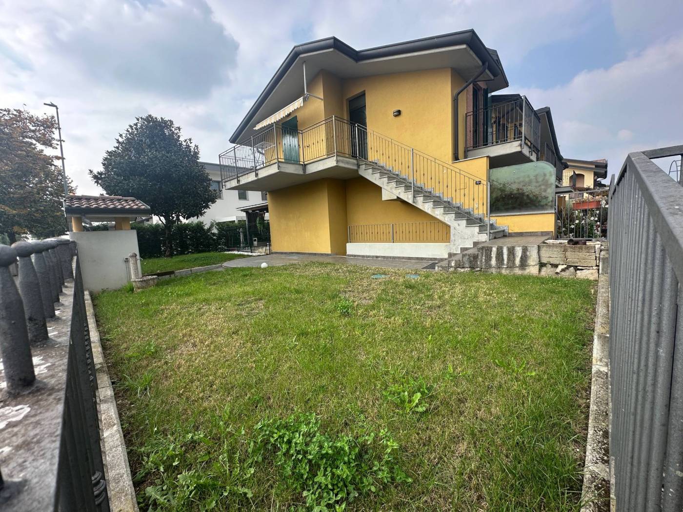 Ad Urgnano, in zona tranquilla, riservata e prettamente residenziale vendiamo bellissimo appartamento QUADRILOCALE con GIARDINO PRIVATO. Ingresso 