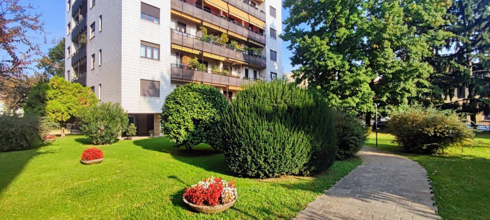 In posizione strategica, a soli 400 metri dall'isola pedonale di via Vittorio Emanuele, nel cuore di Monza centro, proponiamo in vendita esclusiva un