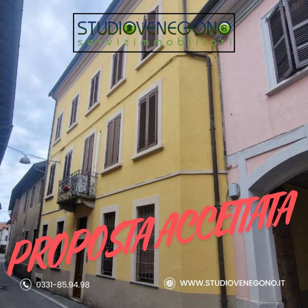 **Appartamento in Vendita: Un Gioiello nel Cuore del Paese! ** Scopri questo grazioso appartamento mansardato, situato nel cuore del paese, dove 