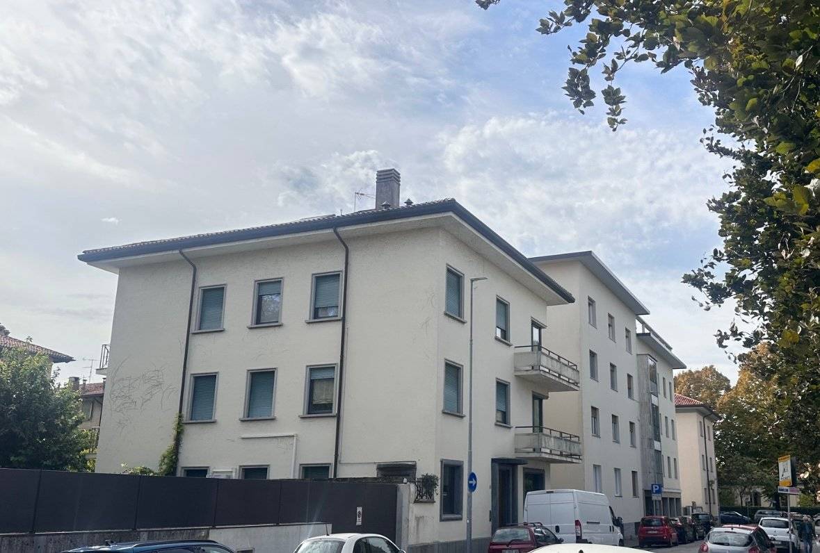 VILLA INDIPENDENTE CON GIARDINO E PARCHEGGIO. OTTIME CONDIZIONI. USO ABITAZIONE E/O UFFICIO DI RAPPRESENTANZA.