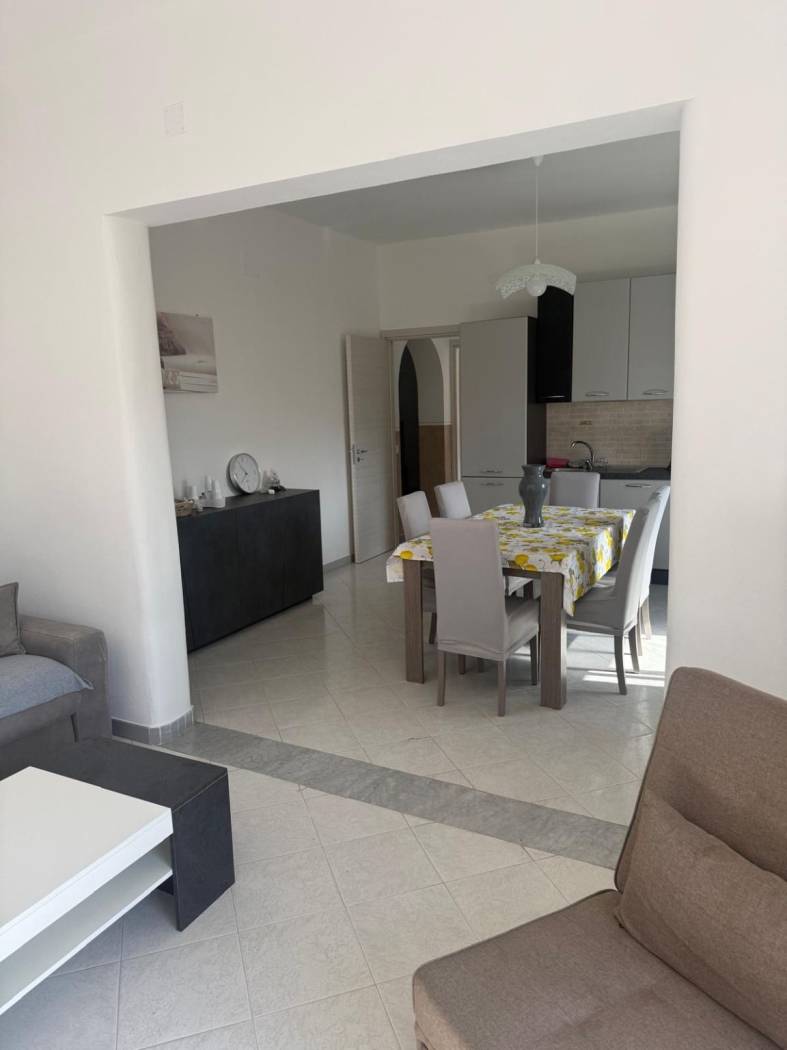 Immobiliare Spica propone in vendita appartamento totalmente ristrutturato. L'immobile si trova a Balestrate, al terzo piano di un condominio ed è 