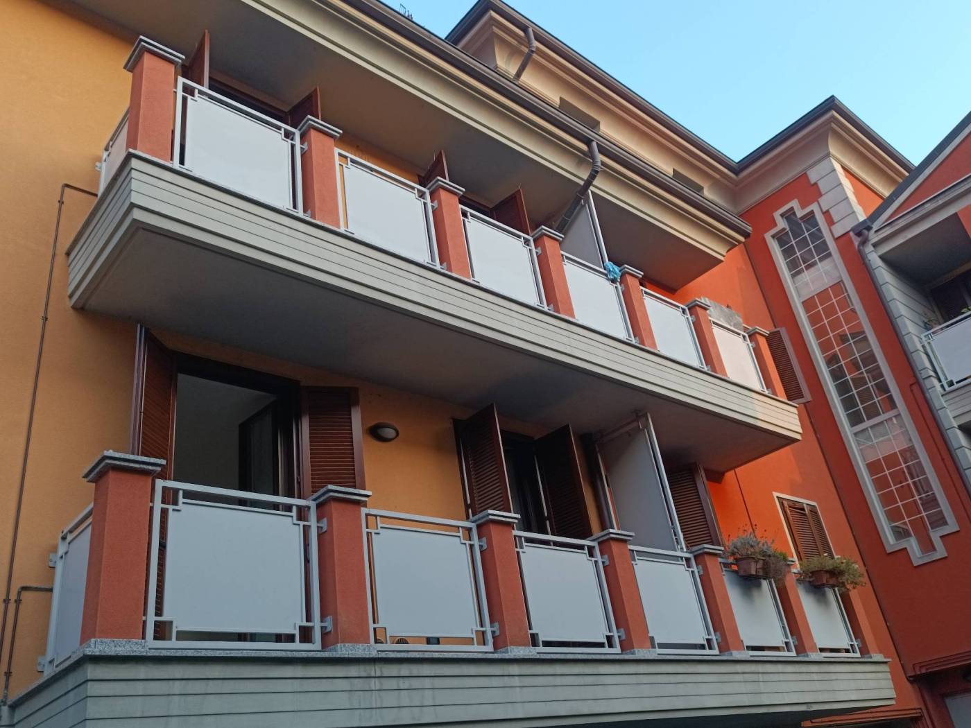 PAULLO - VIA MATTEOTTI - IMMOBILIARE BERTELLI propone BILOCALE composto da : PIANO PRIMO - SOGGIORNO CON CUCINA A VISTA - CAMERA - BAGNO E BALCONE 