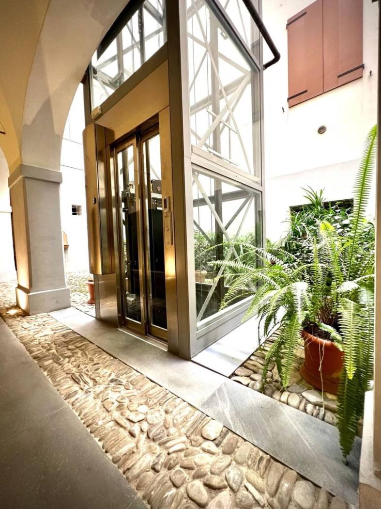 AD.ZE PIAZZETTA MURATORI - IN BEL PALAZZO C/ASC. APPARTAMENTO DI 165 MQ COMM .CA POSTO AL 3° PIANO CON INGRESSO, SOGGIORNO, CUCINA 2 CAMERE, 2 BAGNI; 