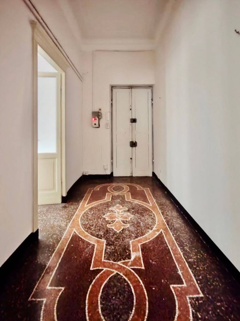 FOCE MONTESUELLO In costruzione d'epoca, AFFITTIAMO al terzo piano con ascensore un appartamento con affaccio tutto esterno (no cavedio) composto da 