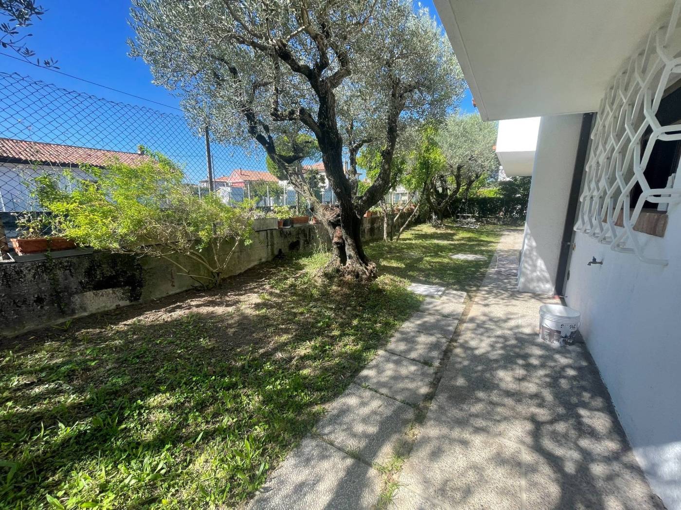 In posizione centrale e tranquilla, a soli 5 minuti dall'aeroporto e ben collegata ai mezzi pubblici per Venezia, proponiamo splendida villa singola, 