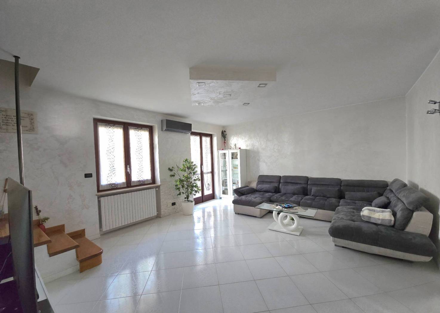 Il Panorama Immobiliare propone in vendita questa splendida villetta a schiera in vendita a Settimo Torinese, situata in una zona strategica vicino 