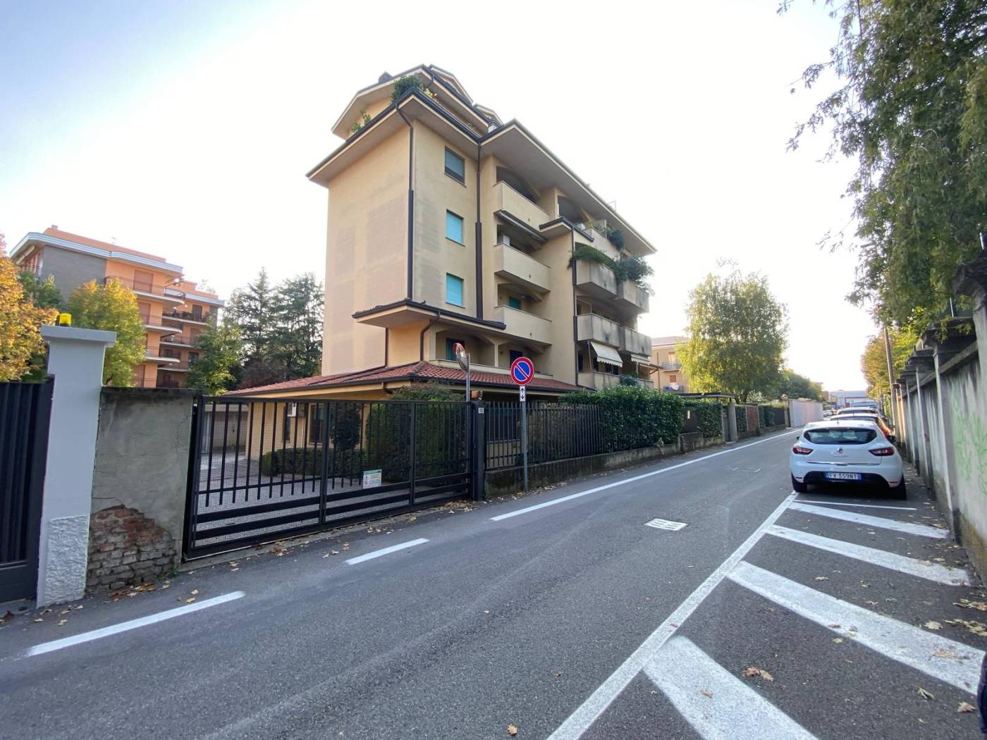 BRUGHERIO: in stabile signorile anni '90, vicinissimo e comodo con il centro paese, PROPONIAMO soluzione sita al piano terra, di circa 75 mq, 