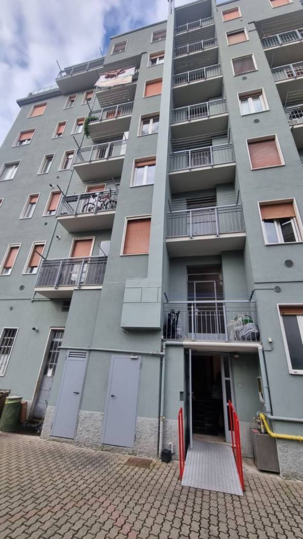 In Via P. Rossi 28 con ingresso da Via Candoglia 1, vicino alla fermata della linea gialla M3 Dergano, proponiamo in palazzina civile ampia cantina
