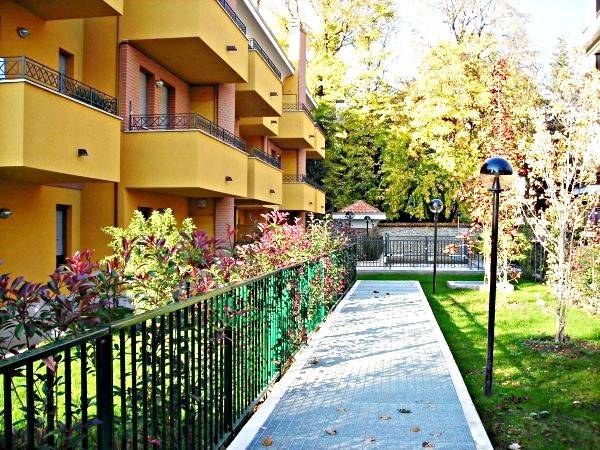 Zona Policlinico, ottimo investimento, comodo con tutti i principali servizi (autobus, negozi di prima necessità), strada a fondo chiuso, palazzina