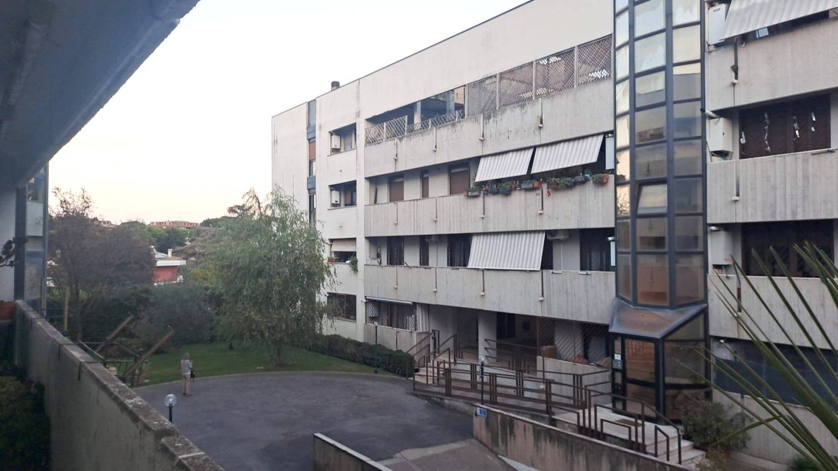 Casal Brunori, proponiamo in vendita un ampio bilocale posto al primo piano di una palazzina in via Carmelo Maestrini. L'appartamento ha doppia 