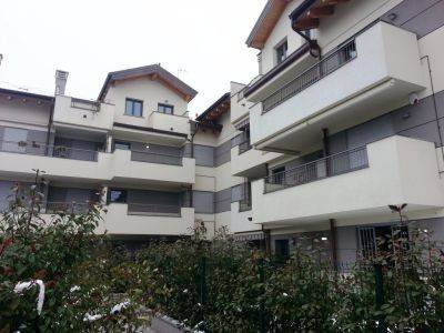In recente palazzina, inserita in un contesto residenziale, su via a fondo chiuso, vendiamo appartamento libero subito, in perfetto stato di 