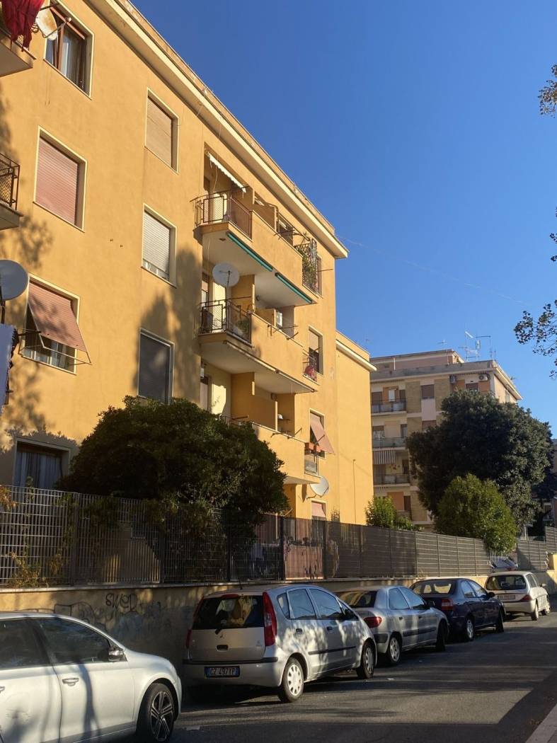 L'Agenzia Immobiliare Tecnoedil, propone in vendita, in un contesto tranquillo e riservato nel centro cittadino, un luminoso appartamento situato al 