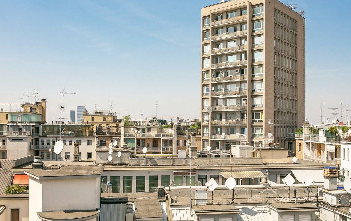 Missori/Via Alberico Albricci. In contesto signorile anni 50', proponiamo al 3° piano, ufficio di 180 mq ristrutturato con doppia esposizione. 