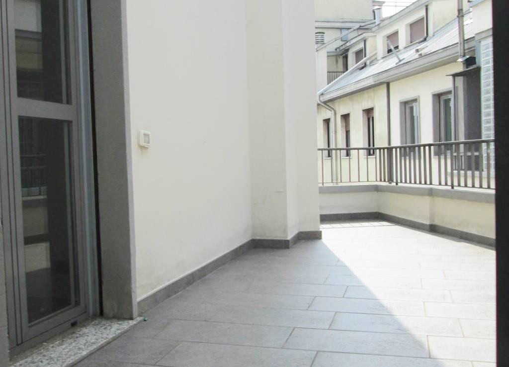 Missori/Via Alberico Albricci. In contesto signorile anni 50', proponiamo al 7° piano, ufficio di 70 mq ristrutturato con doppia esposizione. 