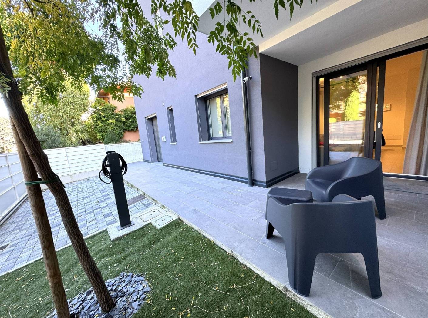 In una nuova costruzione vendesi bellissimo appartamento in zona altamente servita adiacente ad un vasto parco cittadino. L'appartamento al piano 