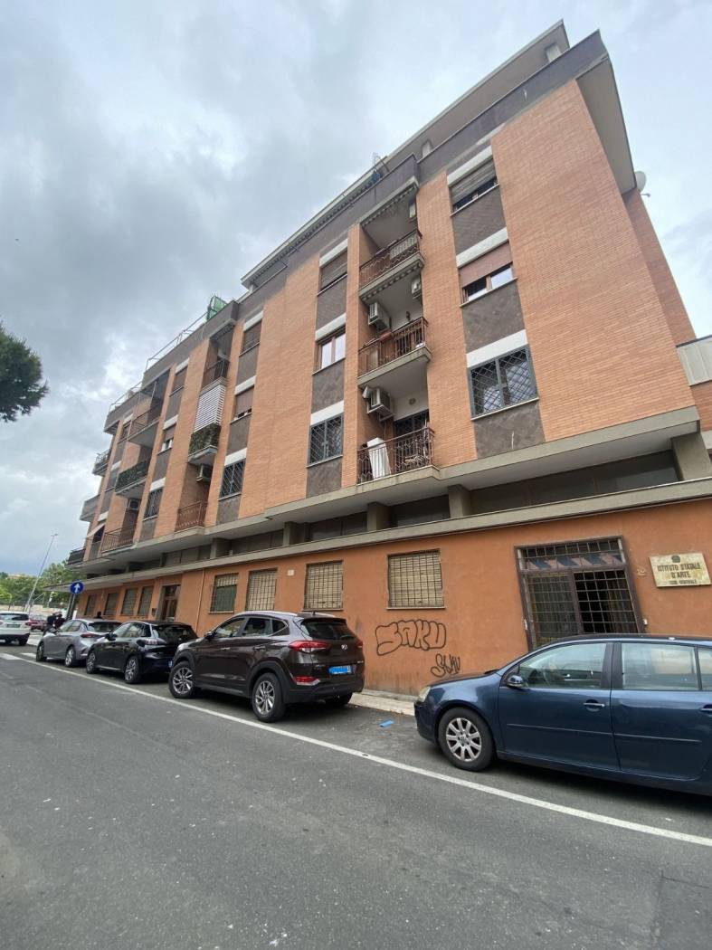Pezzo unico nel cuore di Civitavecchia, in pieno centro città, di fronte all'area parcheggio subito adiacente la sede della ASL Roma 4, proponiamo in