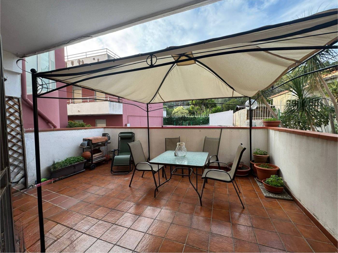 Quadrivani con terrazzo a livello – Santa Margherita (Messina Sud) In zona Santa Margherita, nella parte sud di Messina, proponiamo in vendita un 