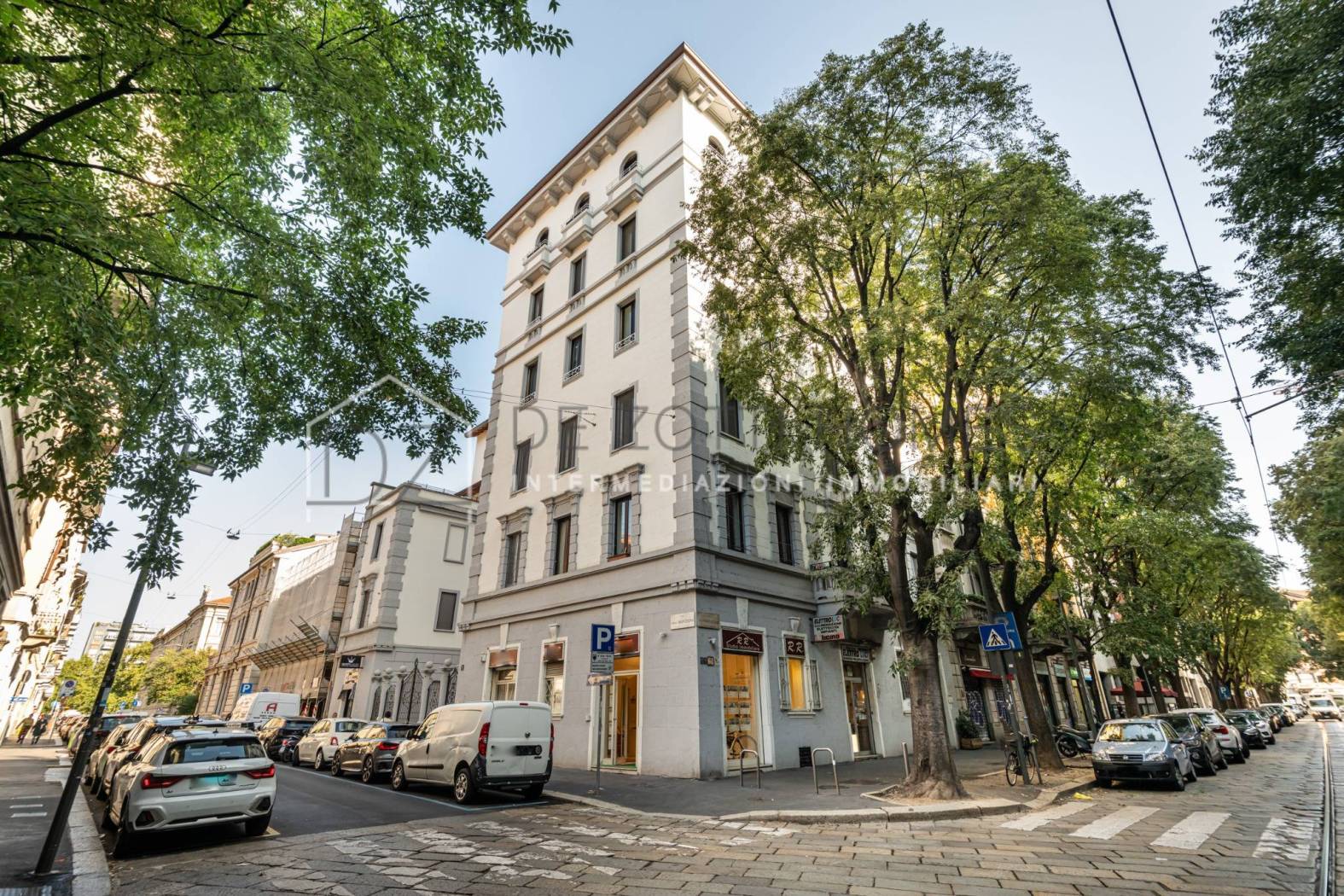 Via Mantegna 2 - in palazzo signorile d'epoca, proponiamo in vendita un ampio bilocale completamente ristrutturato di circa 59 mq, posto al terzo 