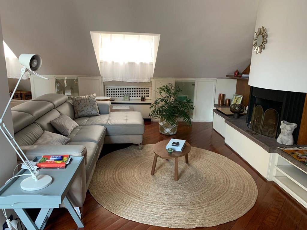 Via Della Moscova 10, Zona centrale di Milano, proponiamo in affitto un attico di tre locali, mansardato, di circa 100 mq, al sesto e ultimo piano 