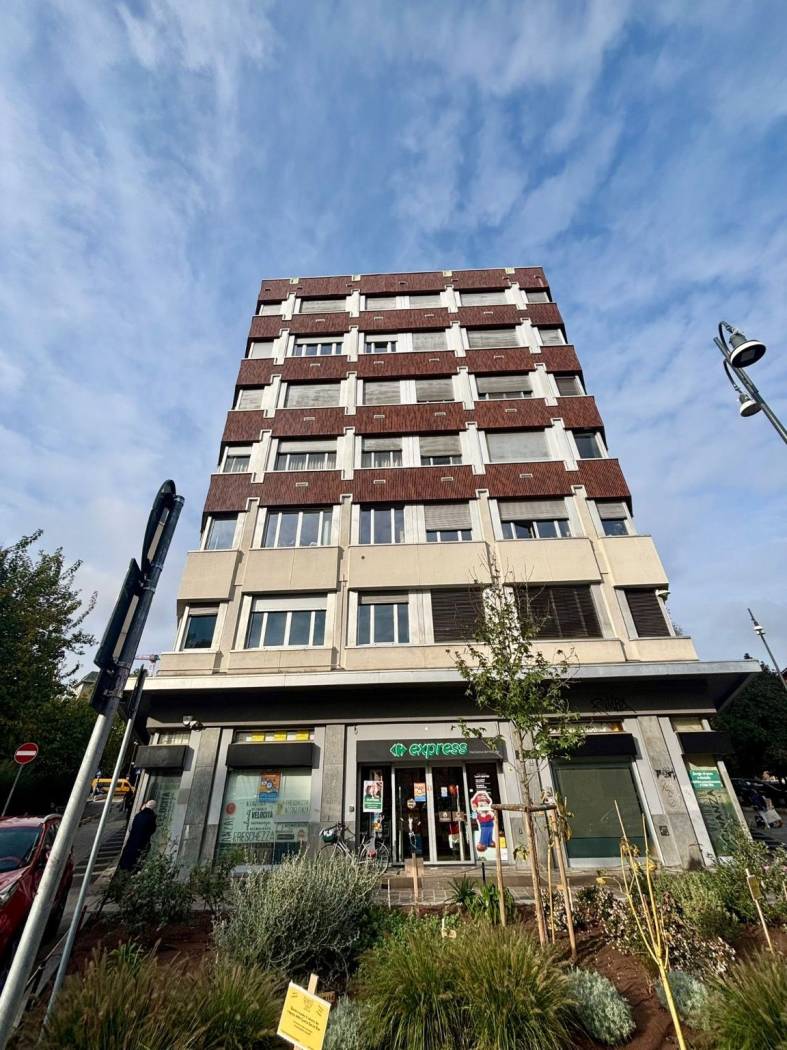 Via Conca del Naviglio In contesto signorile al 3° piano con posizione angolare e vista sulle basiliche del centro storico di Milano affittiamo 