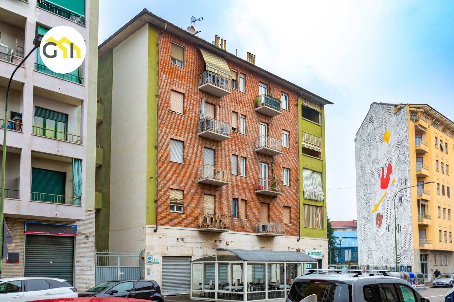 Nel cuore di un quartiere ricco di attività commerciali, precisamente in via Cherubini 55, l'agenzia Gagliardi immobiliare propone in vendita un 